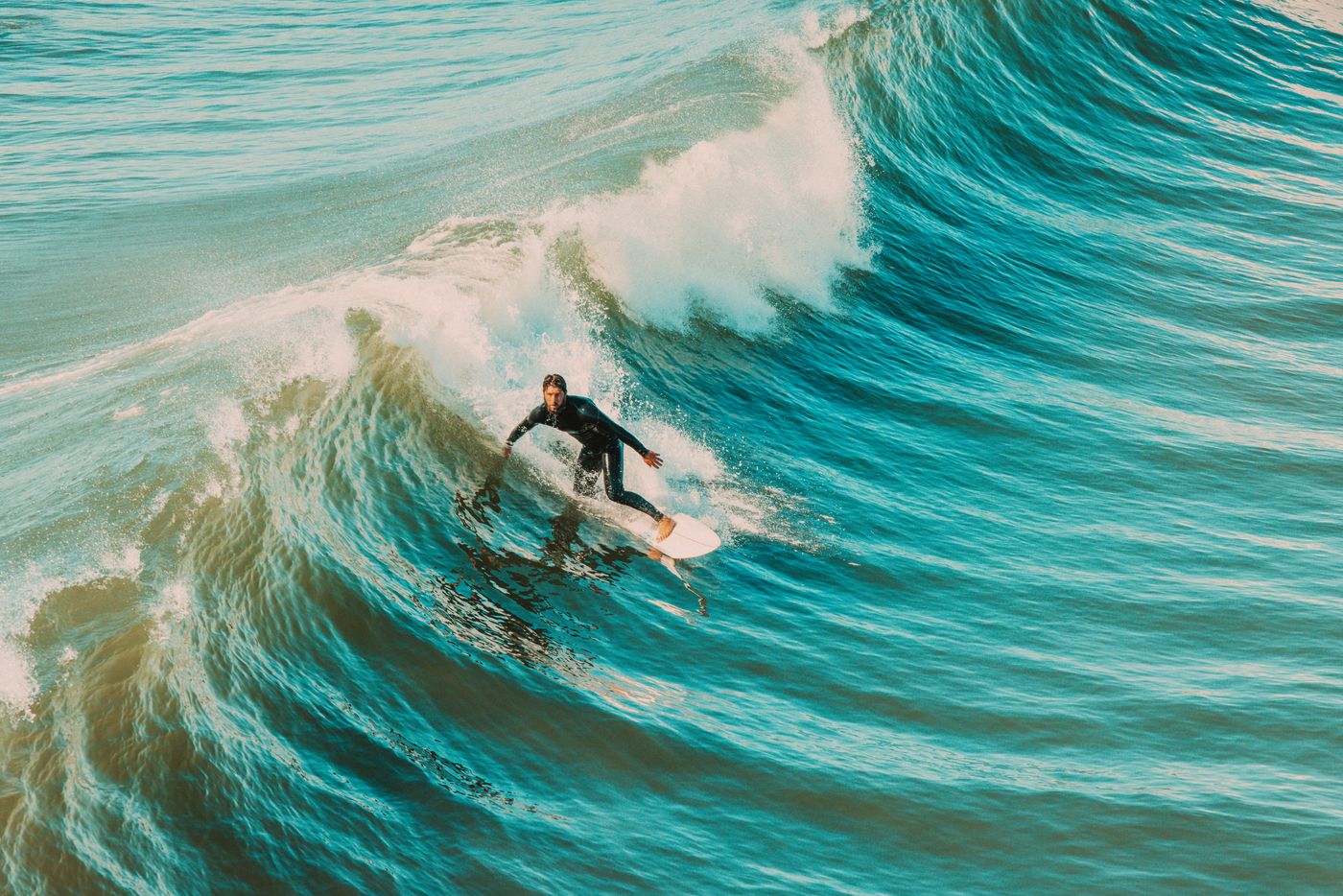海の波と、コンクリートの波の写真 18