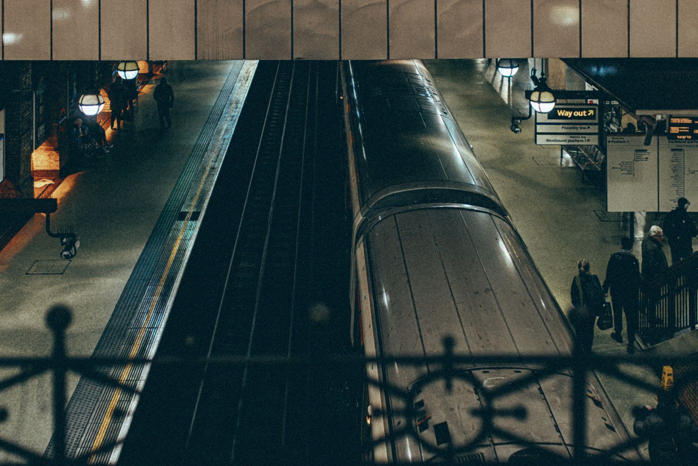 終電と、長い露光の写真 2