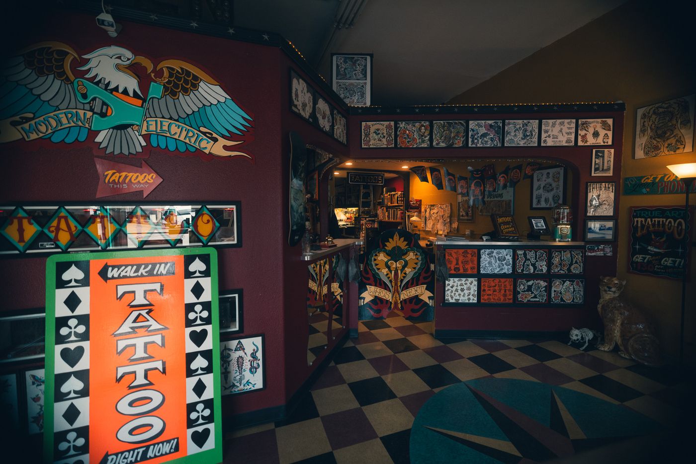 WALK-IN TATTOO。